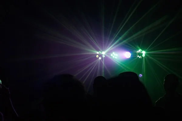 Mensen met plezier in een disco. blur effect — Stockfoto