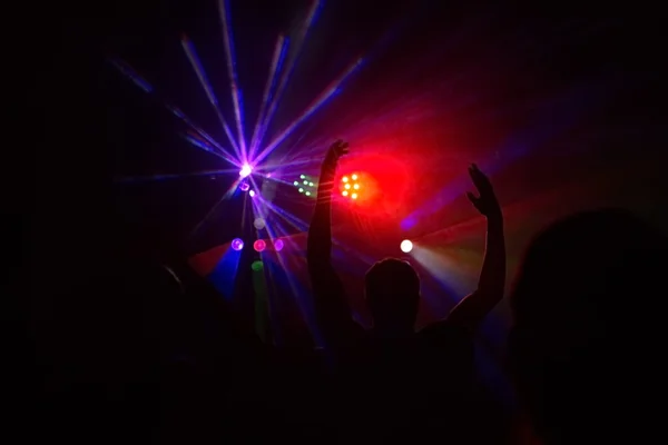 Pessoas a divertirem-se numa discoteca. efeito borrão — Fotografia de Stock