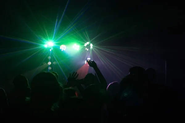 Persone che si divertono in discoteca. effetto sfocatura — Foto Stock