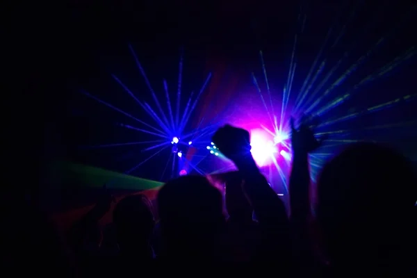 Gente divirtiéndose en una discoteca. efecto difuminado — Foto de Stock