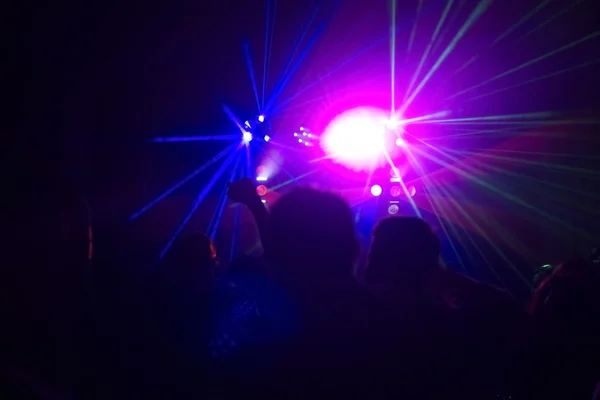 Gente divirtiéndose en una discoteca. efecto difuminado — Foto de Stock