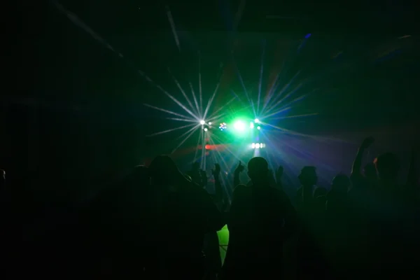 Les gens s'amusent dans une discothèque. effet flou — Photo