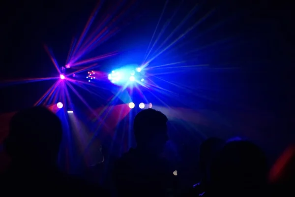 Gente divirtiéndose en una discoteca. efecto difuminado —  Fotos de Stock