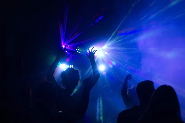 Gente divirtiéndose en una discoteca. efecto difuminado — Foto de Stock