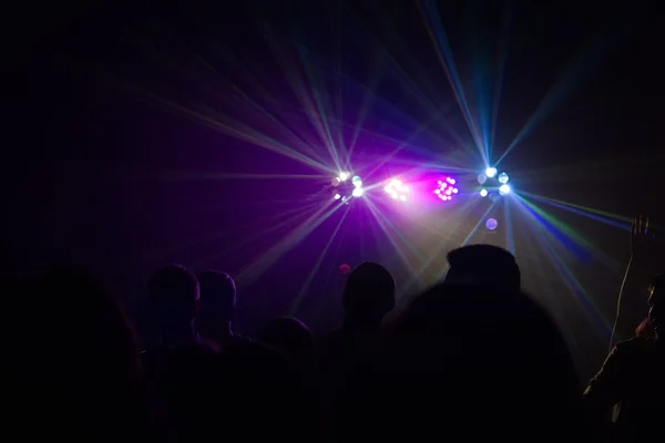 Gente divirtiéndose en una discoteca. efecto difuminado — Foto de Stock