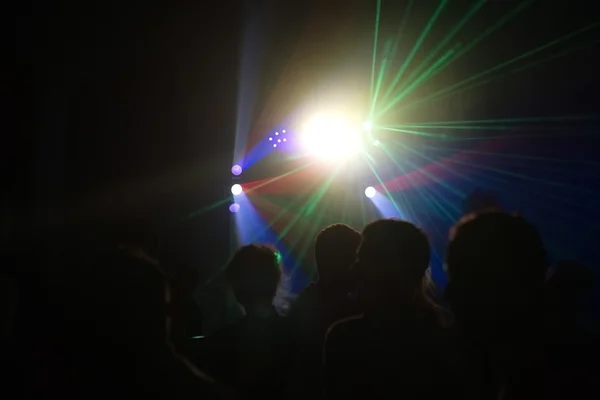 Les gens s'amusent dans une discothèque. effet flou — Photo