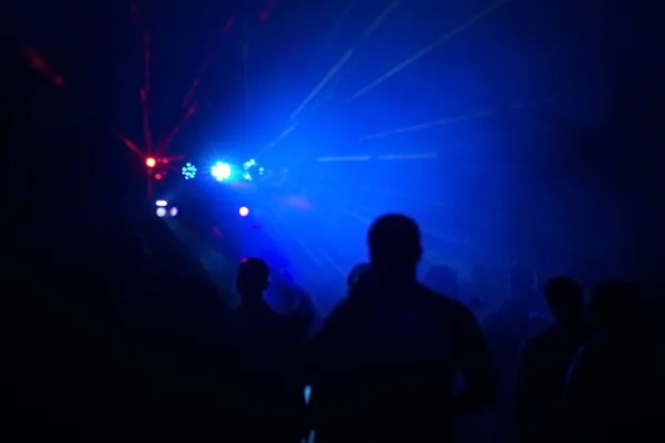 Les gens s'amusent dans une discothèque. effet flou — Photo