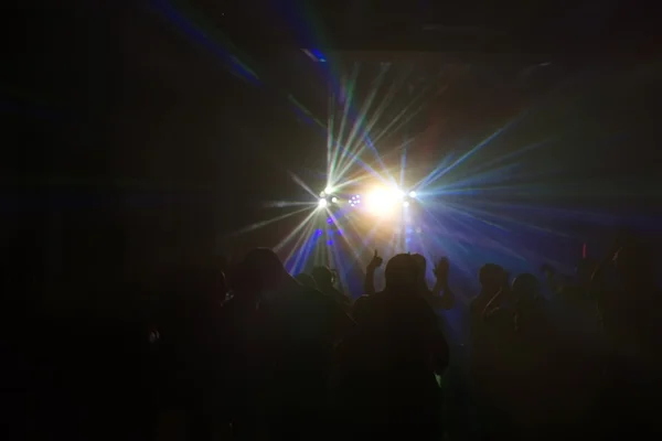 Gente divirtiéndose en una discoteca. efecto difuminado — Foto de Stock