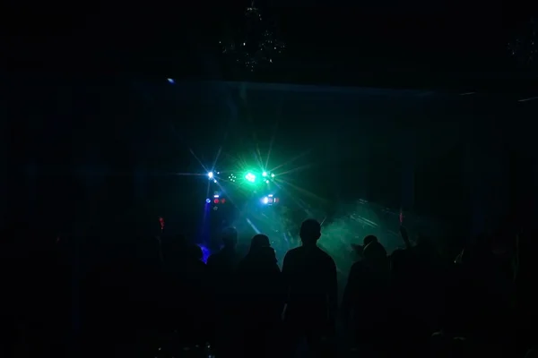 Gente divirtiéndose en una discoteca. efecto difuminado — Foto de Stock