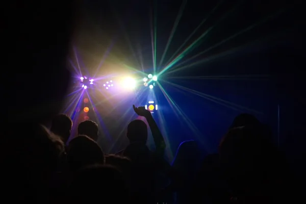 Persone che si divertono in discoteca. effetto sfocatura — Foto Stock