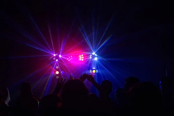 Gente divirtiéndose en una discoteca. efecto difuminado —  Fotos de Stock