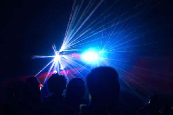 Pessoas a divertirem-se numa discoteca. efeito borrão — Fotografia de Stock