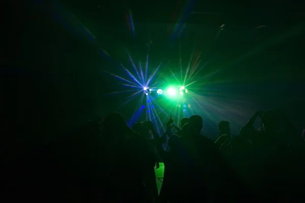 Persone che si divertono in discoteca. effetto sfocatura — Foto Stock