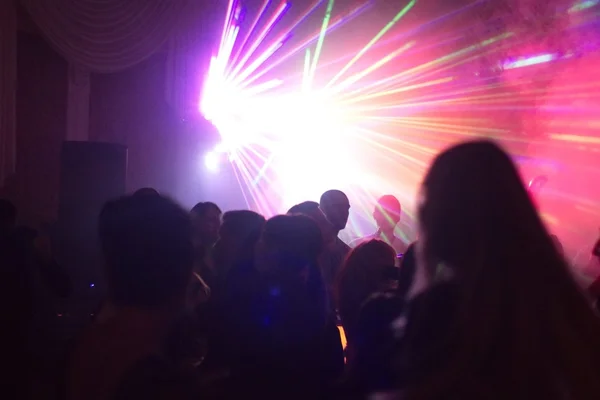 Les gens s'amusent dans une discothèque. effet flou — Photo