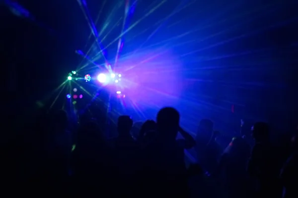 Pessoas a divertirem-se numa discoteca. efeito borrão — Fotografia de Stock