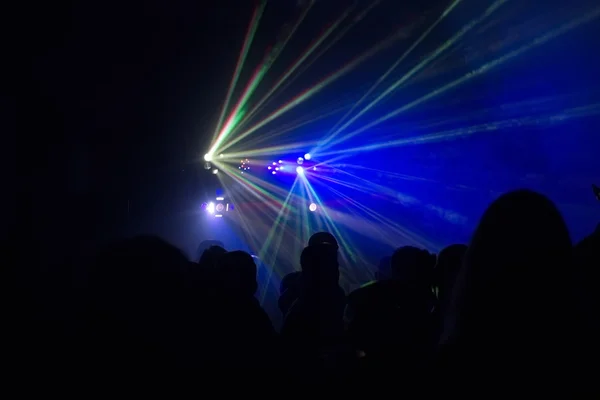 Mensen met plezier in een disco. blur effect — Stockfoto