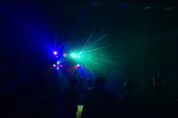 Gente divirtiéndose en una discoteca. efecto difuminado — Foto de Stock