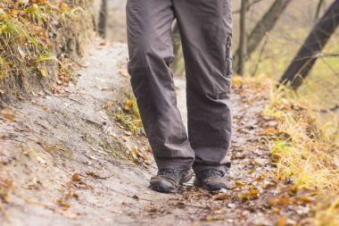 bir orman yolu üzerinde ayakkabı ayaklarda