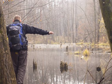 bir orman yolu üzerinde ayakkabı ayaklarda