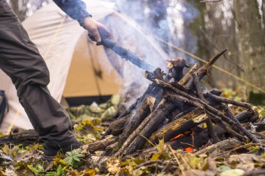 Arka plan çadırında ormanda yangın