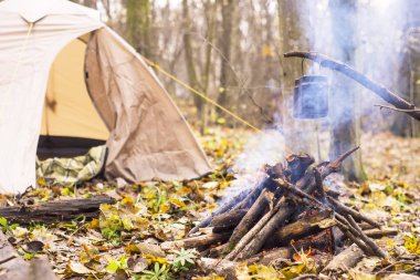 Çay veya kahve için sıcak su hazırlama tencerede çadır söz konusu