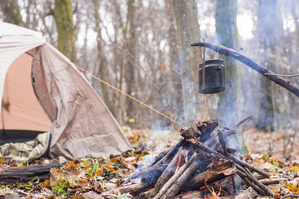 At stake WHO tent in the pot preparing hot water for tea or coffee — Stock Photo, Image