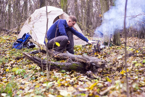 Fogueira turística e tenda na floresta de outono — Fotografia de Stock