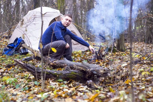 Turist brasa och tält i höst skog — Stockfoto