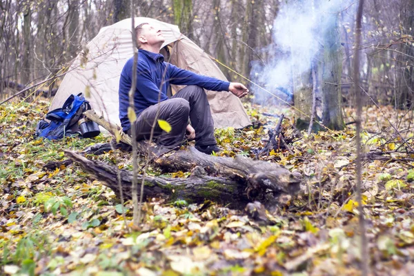 Hoguera turística y tienda de campaña en el bosque de otoño —  Fotos de Stock