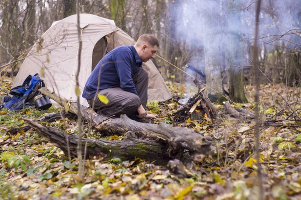 Toeristische vreugdevuur en tent in herfst bos — Stockfoto