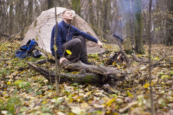 Turist brasa och tält i höst skog — Stockfoto