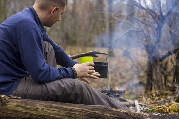 Reisen am Lagerfeuer mit einem Tee trinkenden Zelt — Stockfoto