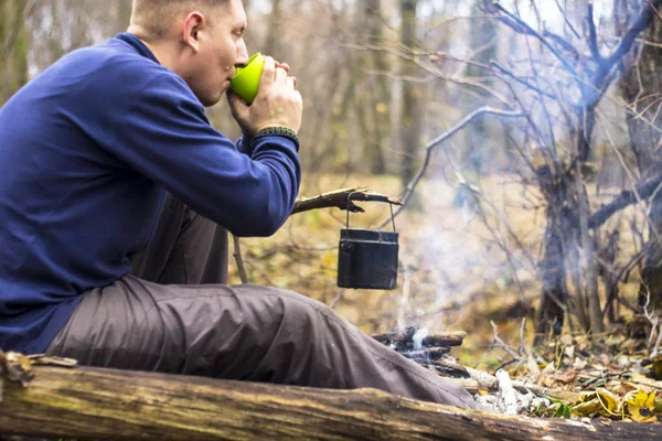 Reisen am Lagerfeuer mit einem Tee trinkenden Zelt — Stockfoto