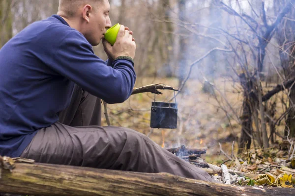 Voyager autour du feu de camp avec une tente à boire du thé — Photo