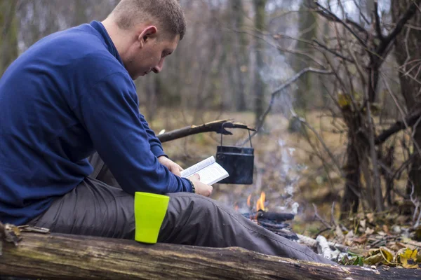 Reisen am Lagerfeuer mit einem Tee trinkenden Zelt — Stockfoto