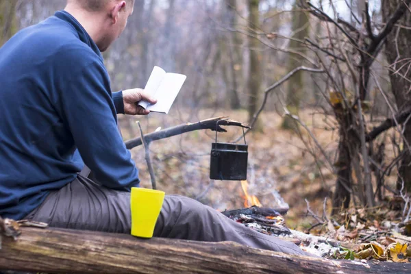 Turista leyendo un libro y tomando té en un tranquilo bosque otoñal —  Fotos de Stock