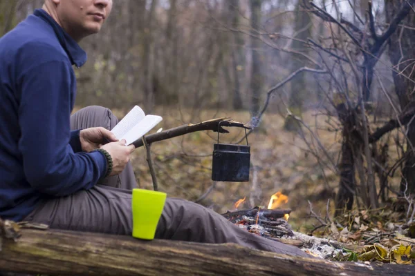 Tourisme lisant un livre et buvant du thé dans une forêt d'automne calme — Photo