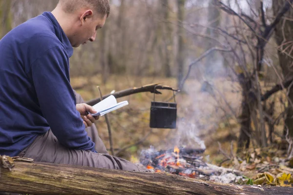 Turista leyendo un libro y tomando té en un tranquilo bosque otoñal —  Fotos de Stock