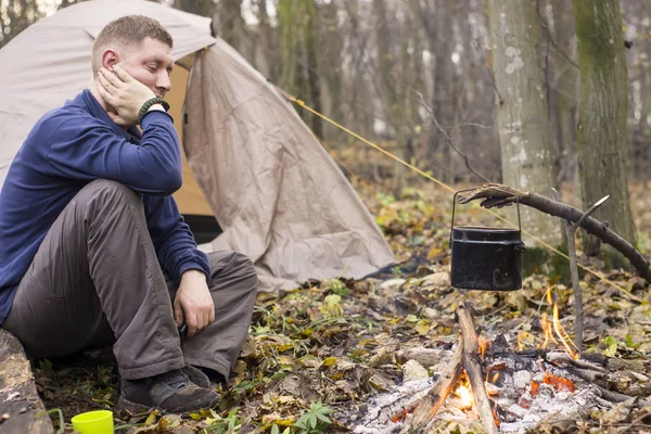Reizen rond het kampvuur met een tent, het drinken van thee — Stockfoto