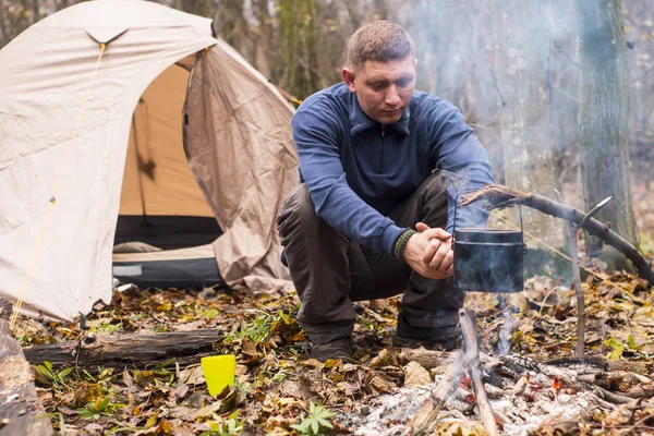 Toeristische vreugdevuur en tent in herfst bos — Stockfoto