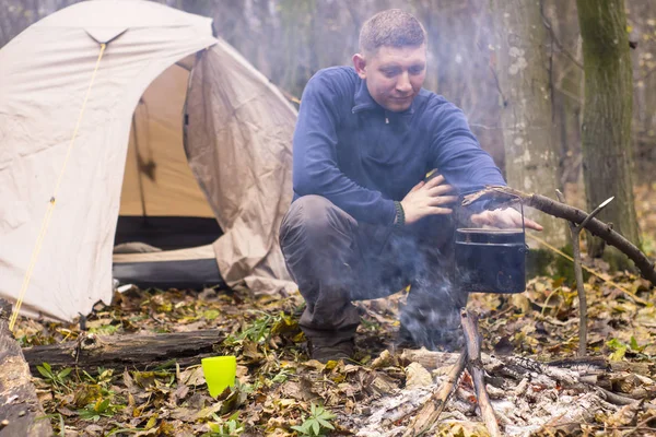 Hoguera turística y tienda de campaña en el bosque de otoño —  Fotos de Stock