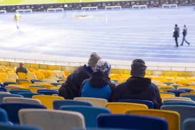 Stadyum izlerken futbol taraftarları içinde oturup bekleyin