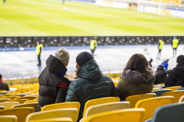Stadyum izlerken futbol taraftarları içinde oturup bekleyin
