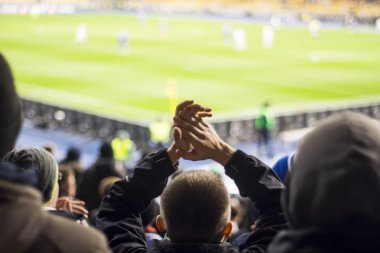 stadyumda ellerini alkış hayranları