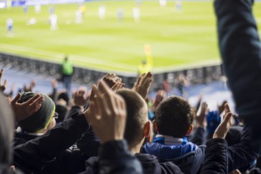 stadyumda ellerini alkış hayranları