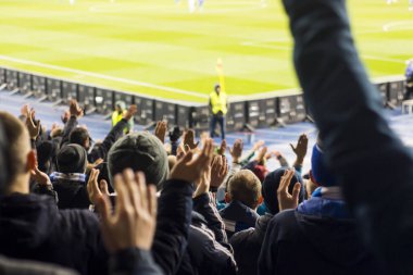 stadyumda ellerini alkış hayranları