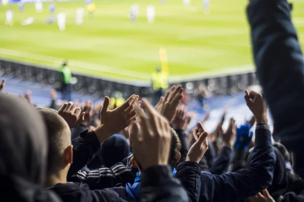 Fãs que batem palmas no estádio — Fotografia de Stock