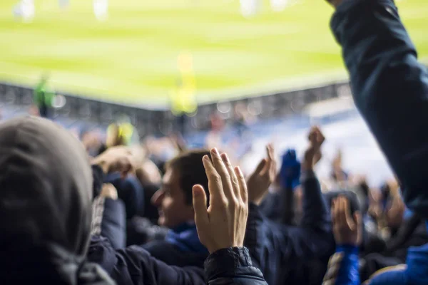 Rajongók, akik tapsol a kezüket a stadionban — Stock Fotó