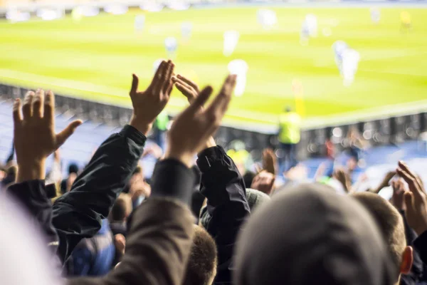 Fãs que batem palmas no estádio — Fotografia de Stock