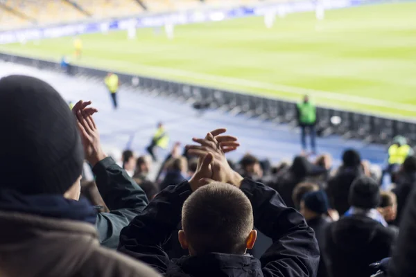 Rajongók, akik tapsol a kezüket a stadionban — Stock Fotó